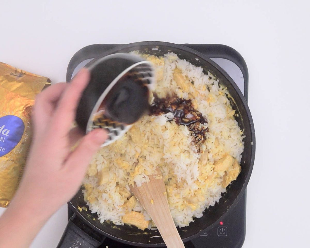 Arroz thai salteado con pollo estilo tailandés o Khao Pad Kai