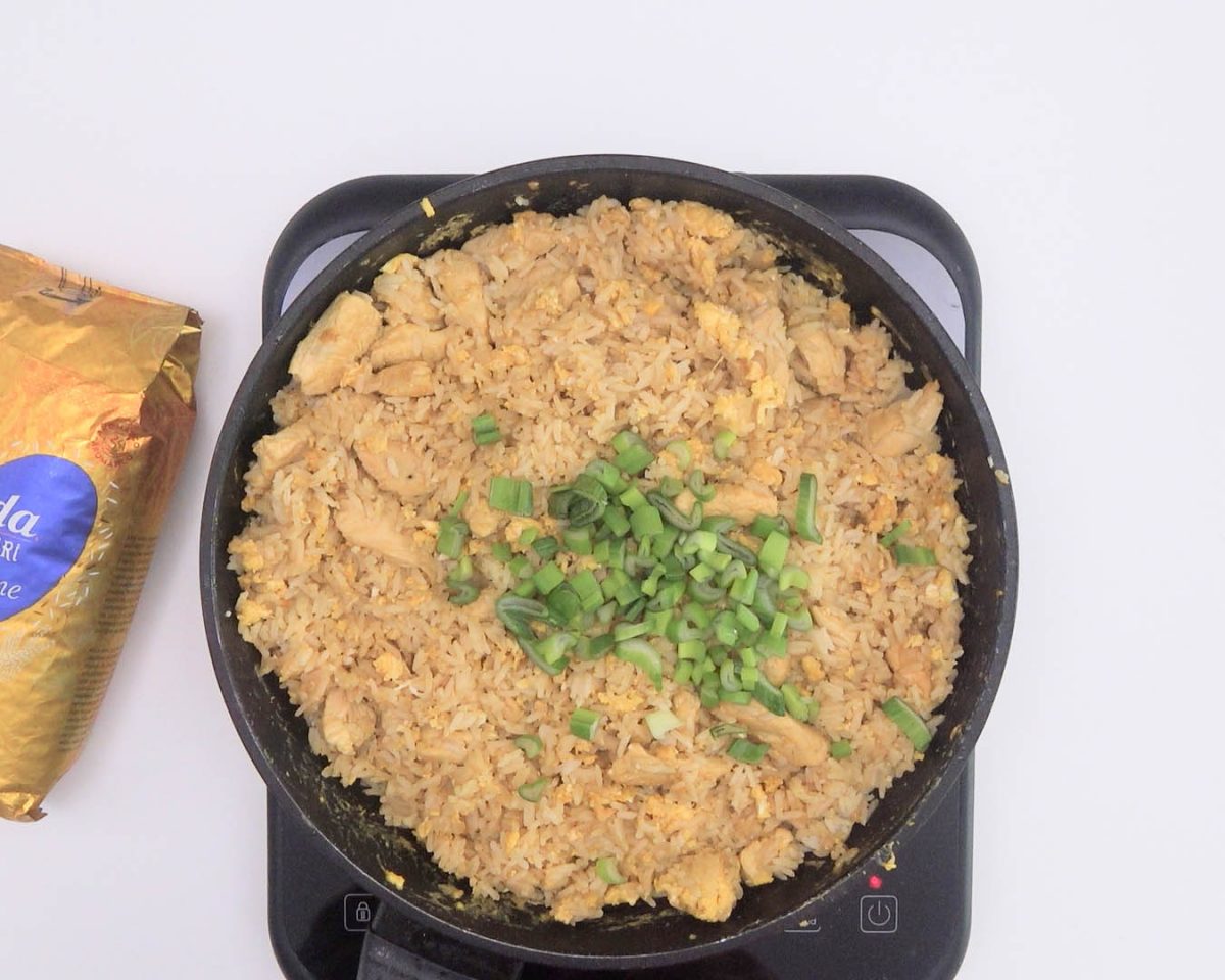 Arroz thai salteado con pollo estilo tailandés o Khao Pad Kai