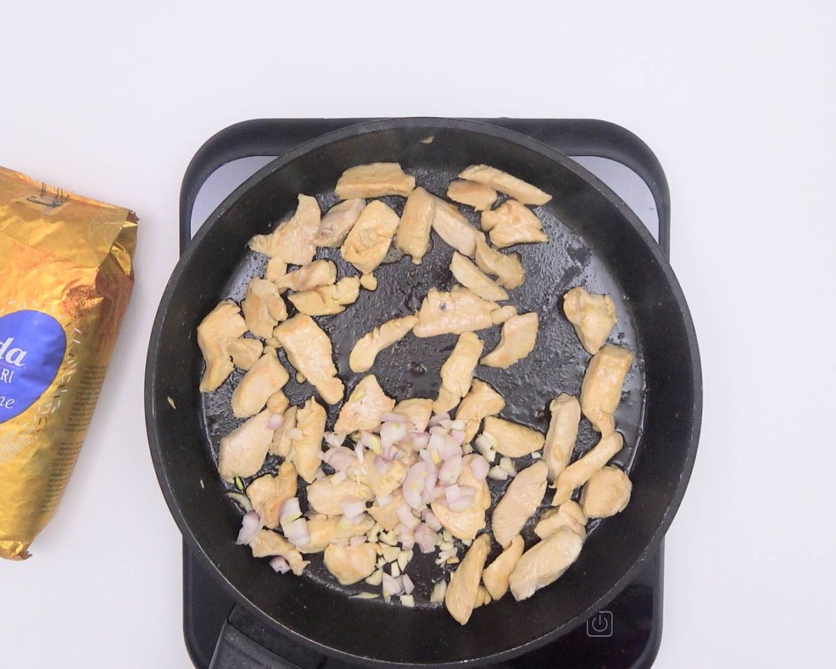 Arroz thai salteado con pollo estilo tailandés o Khao Pad Kai