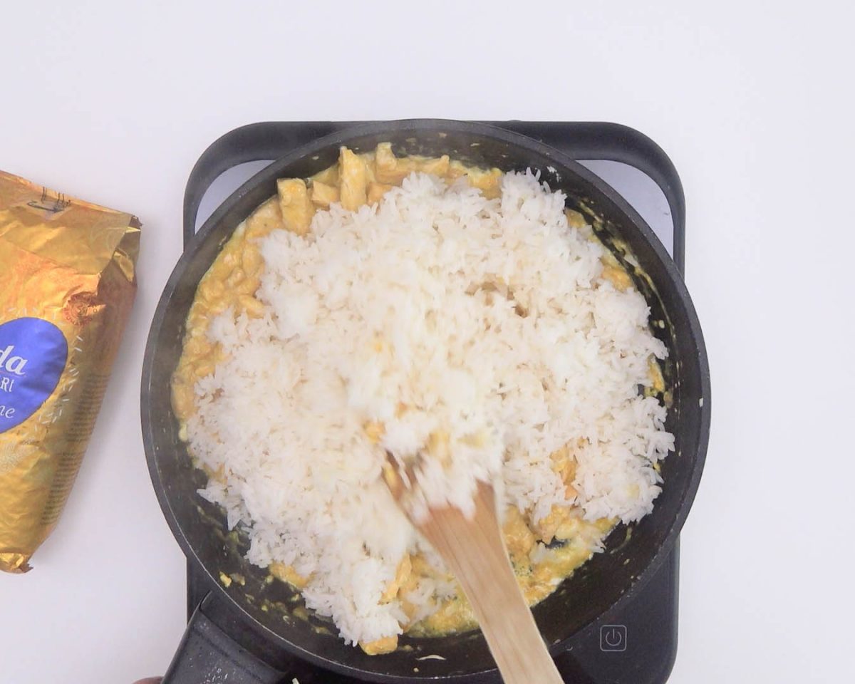 Arroz thai salteado con pollo estilo tailandés o Khao Pad Kai