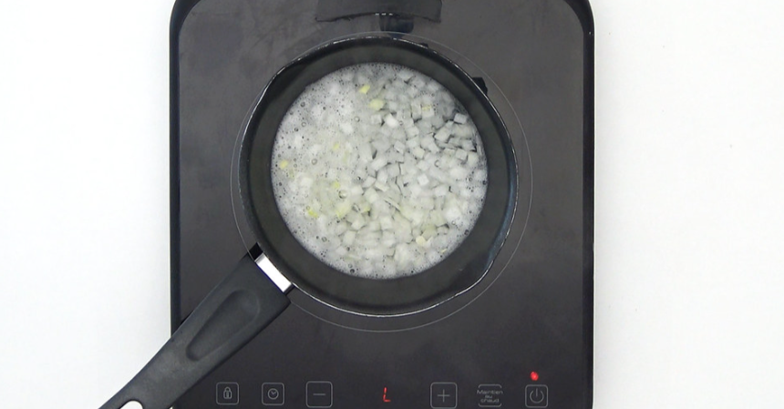 Receta de albóndigas en salsa: hervir la cebolla y el ajo