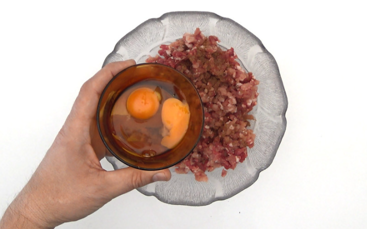 Receta de albóndigas en salsa: añadir los huevos, pan y especias a la carne