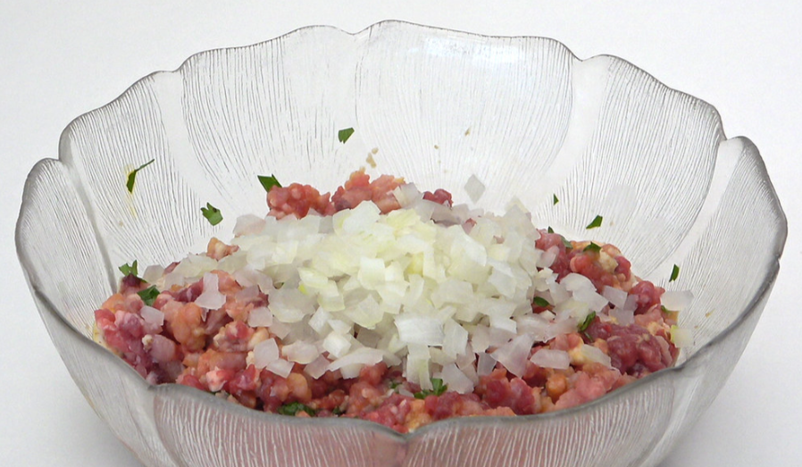 Receta de albóndigas en salsa: añadir cebolla y ajo a la masa