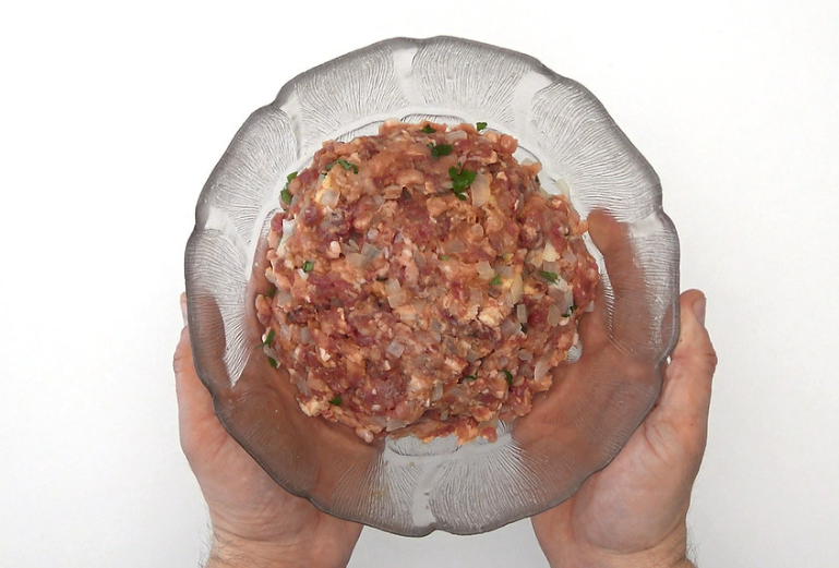 Receta de albóndigas en salsa: masa de albóndigas preparada