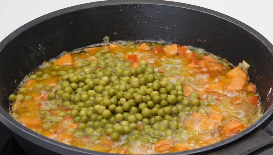 Receta de albóndigas en salsa: añadir guisantes a la salsa