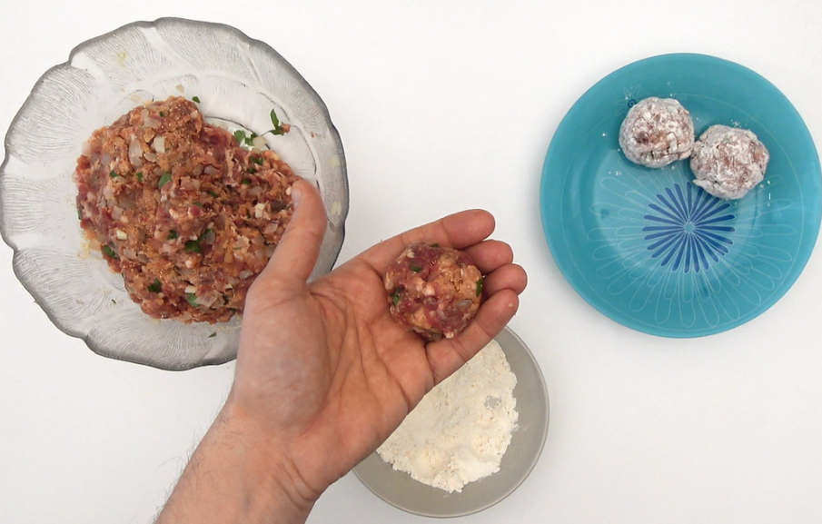 Receta de albóndigas en salsa: hacer bolas con la masa y enharinar