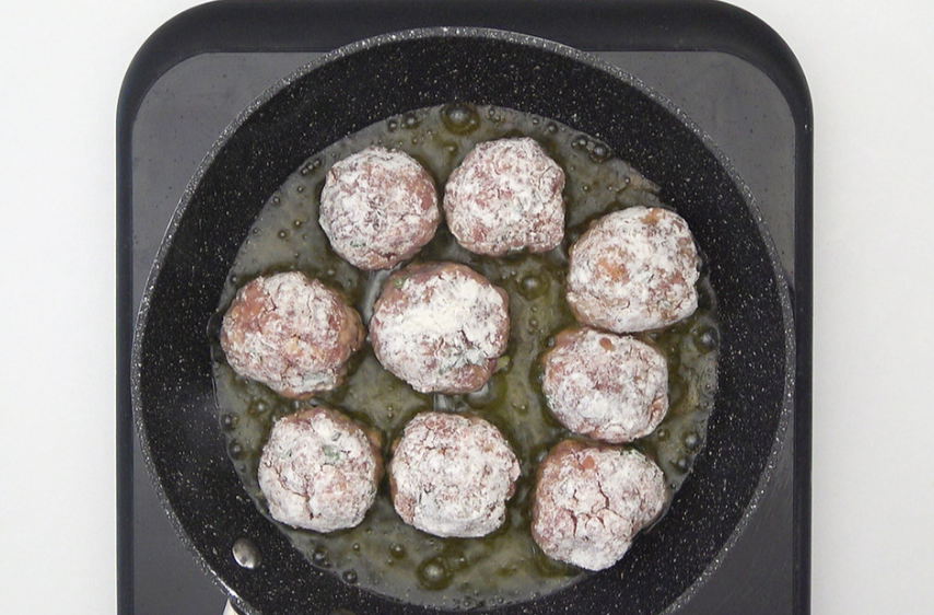 Receta de albóndigas en salsa: freir albóndigas