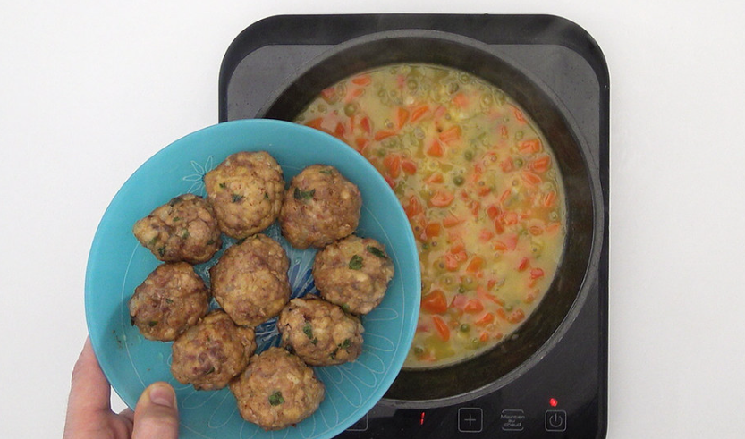 Receta de albóndigas en salsa: añadir albóndigas, laurel y azafrán a la salsa