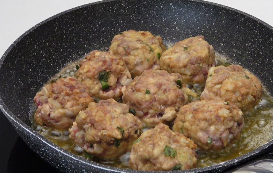 Receta de albóndigas en salsa: freír hasta dorar