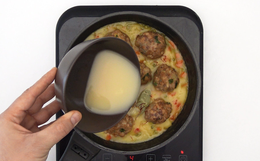 Receta de albóndigas en salsa: añadir caldo de pollo