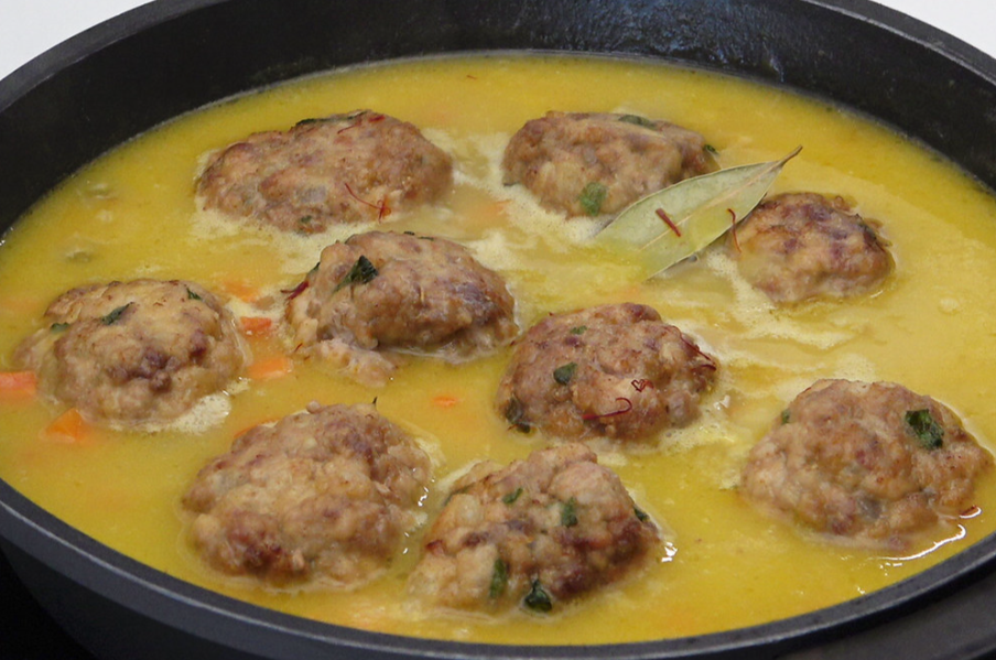 Receta de albóndigas en salsa: dejar guisar hasta que reduzca la salsa