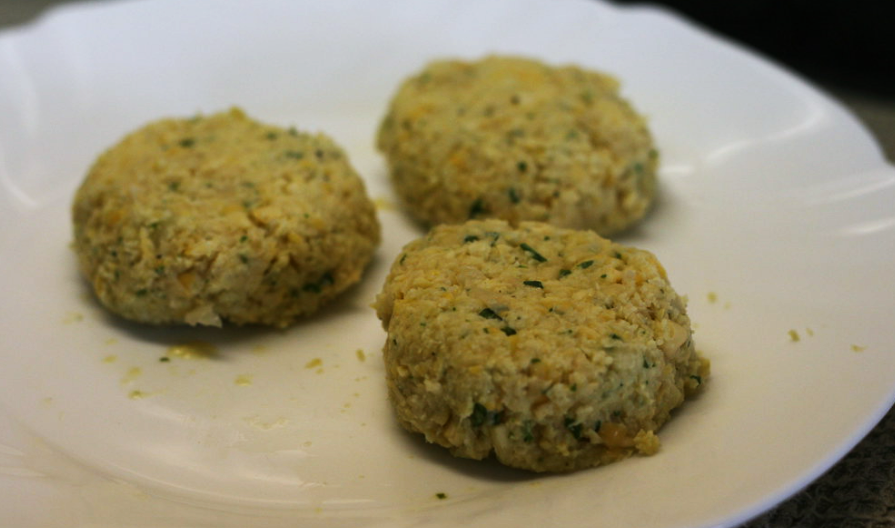 Faláfel casero con salsa de yogur, la receta auténtica y sencilla