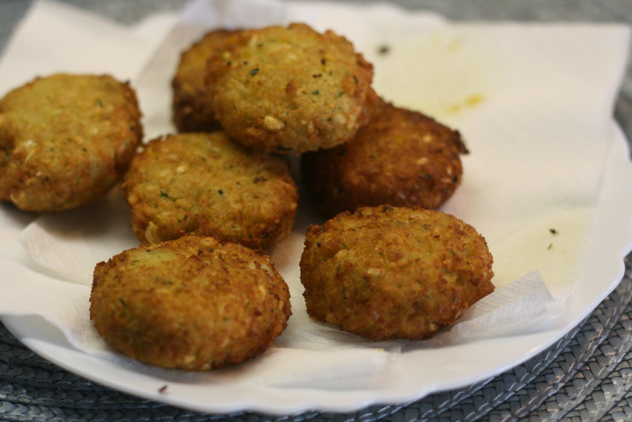 Faláfel casero con salsa de yogur, la receta auténtica y sencilla