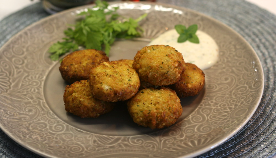 Faláfel casero con salsa de yogur, la receta auténtica y sencilla