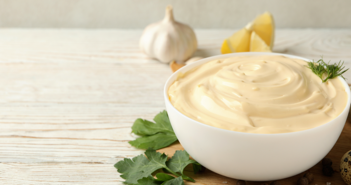 Mayonesa de ajo o ajonesa. Receta básica y otra con ajo asado