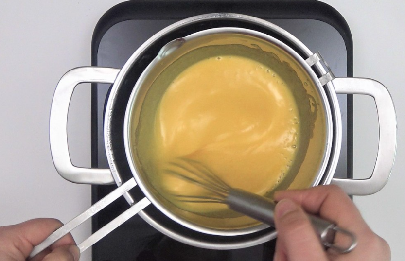 Receta de tiramisú: remover hasta alcanzar textura de crema pastelera
