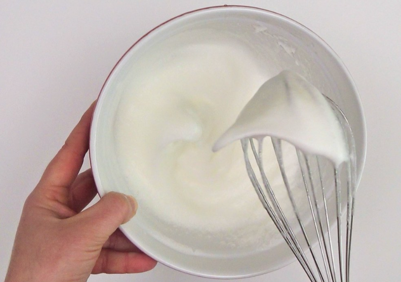 Receta de tiramisú: montar las claras
