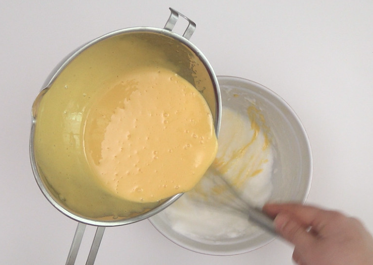 Receta de tiramisú: mezclar las claras con la crema sabanyon