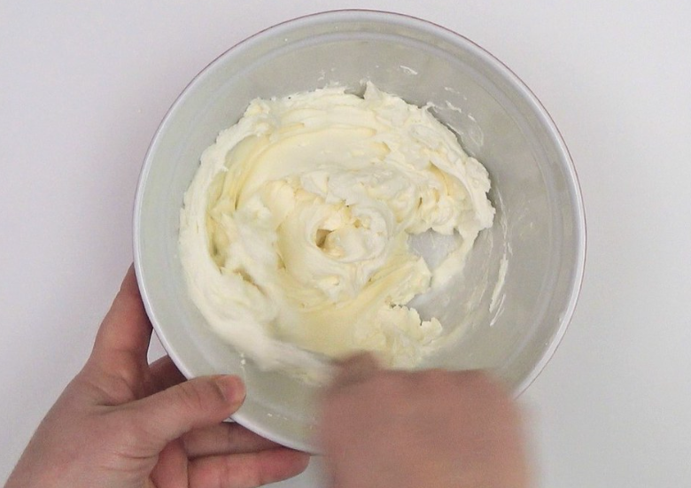 Receta de tiramisú: batir el queso mascarpone y mezclar con la crema