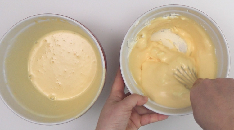 Receta de tiramisú: mezclar queso y crema con movimientos envolventes