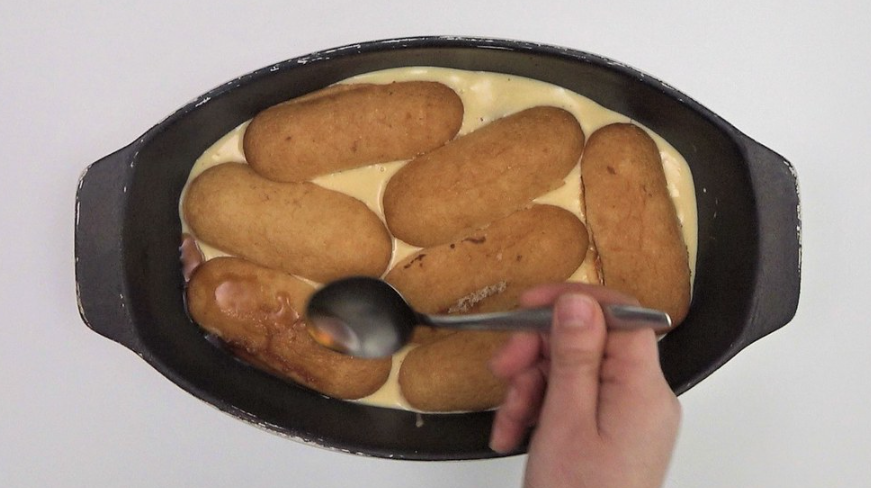 Receta de tiramisú: capa de bizcochos de soletilla con café