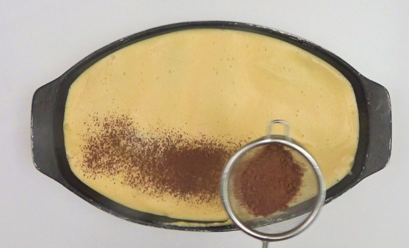 Receta de tiramisú: cubrir con cacao