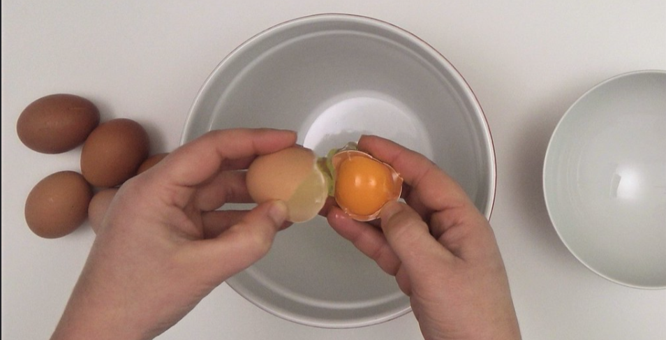 Receta de tiramisú: cascar los huevos