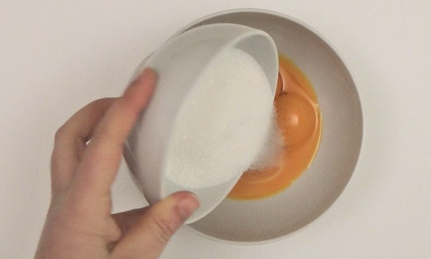 Receta de tiramisú: Añadir azúcar a las yemas