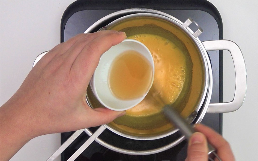Receta de tiramisú: añadir el licor