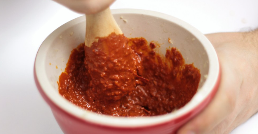 Papas arrugadas con mojo picón. receta tradicional canaria