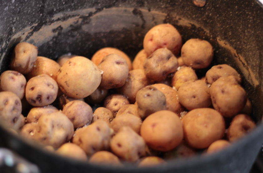 Papas arrugadas con mojo picón. receta tradicional canaria