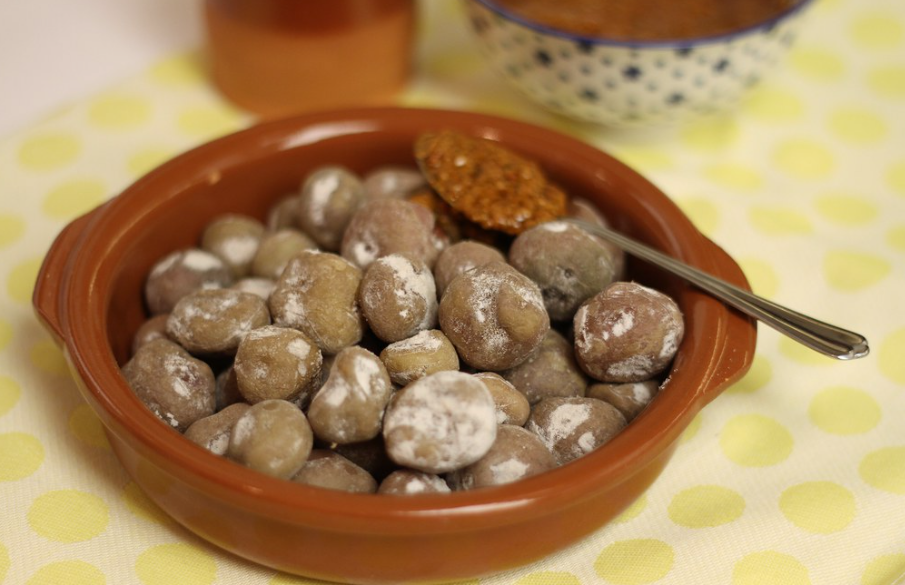 Papas arrugadas con mojo picón. receta tradicional canaria