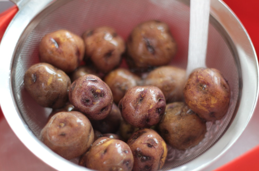 Papas arrugadas con mojo picón. receta tradicional canaria