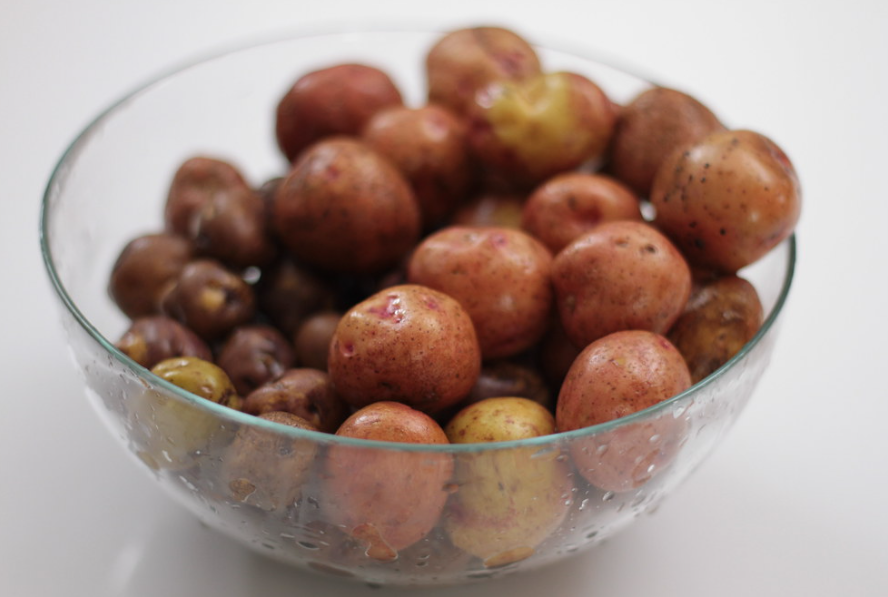 Papas arrugadas con mojo picón. receta tradicional canaria