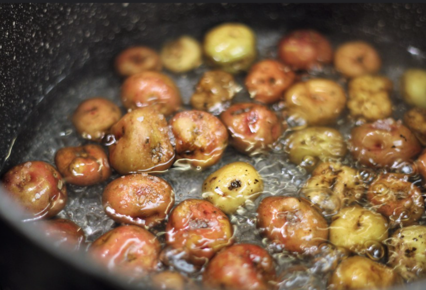 Papas arrugadas con mojo picón. receta tradicional canaria
