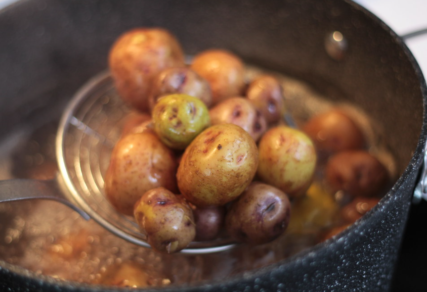 Papas arrugadas con mojo picón. receta tradicional canaria