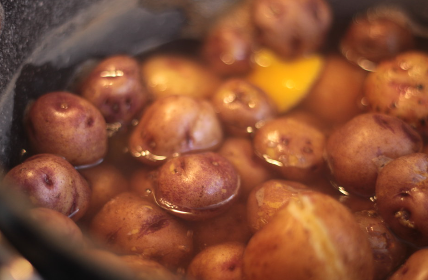 Papas arrugadas con mojo picón. receta tradicional canaria