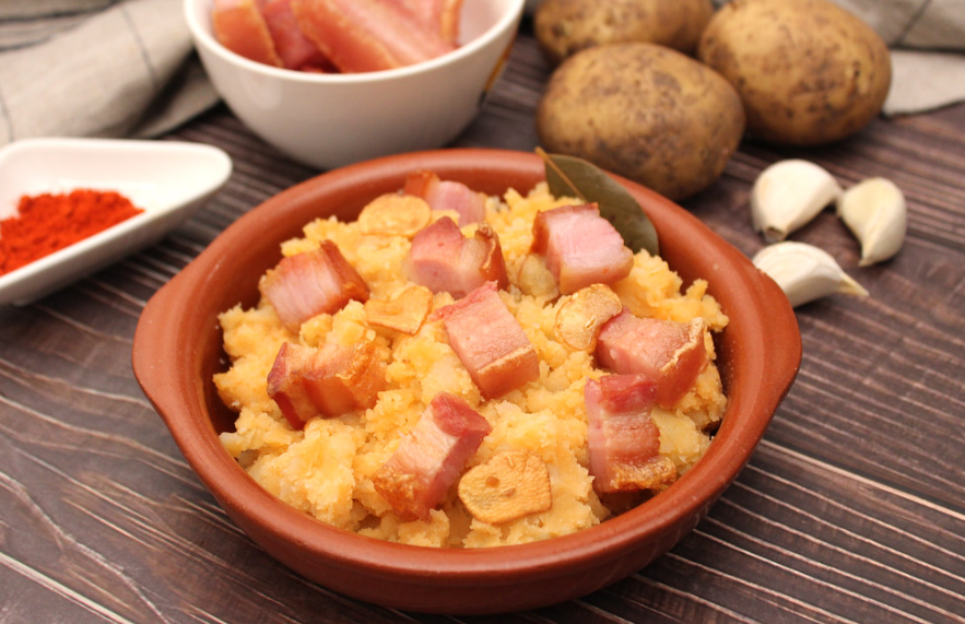 Patatas revolconas, meneás o removidas
