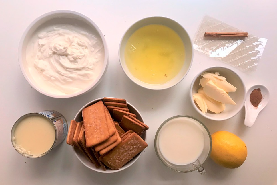 Tarta de leche merengada con galletas de canela