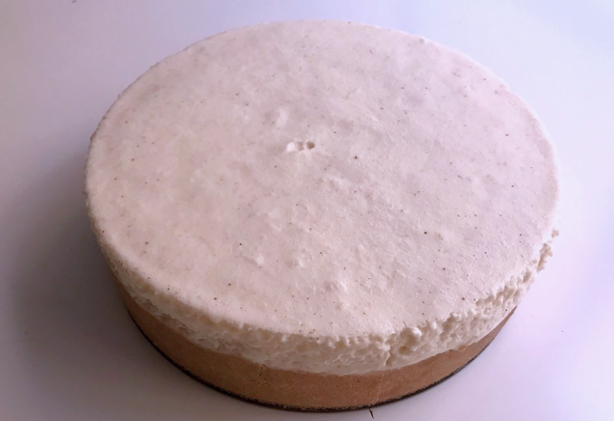 Tarta de leche merengada con galletas de canela