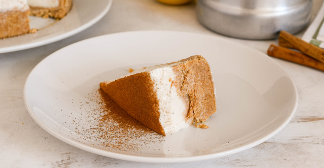 Tarta de leche merengada con galletas de canela