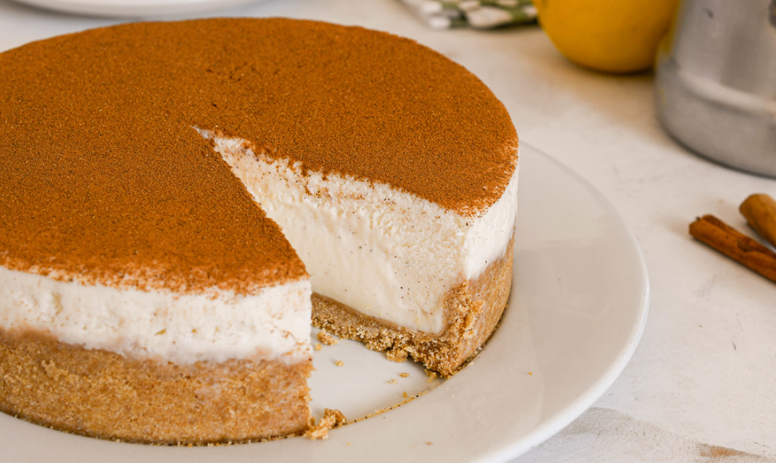 Tarta de leche merengada con galletas de canela