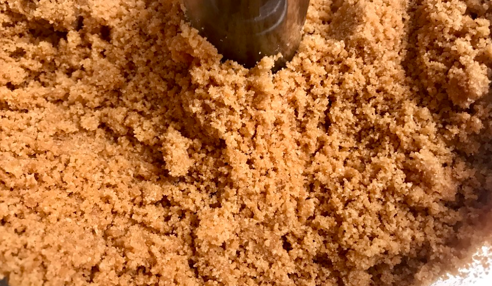 Tarta de leche merengada con galletas de canela