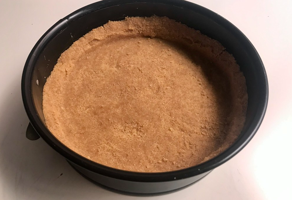 Tarta de leche merengada con galletas de canela