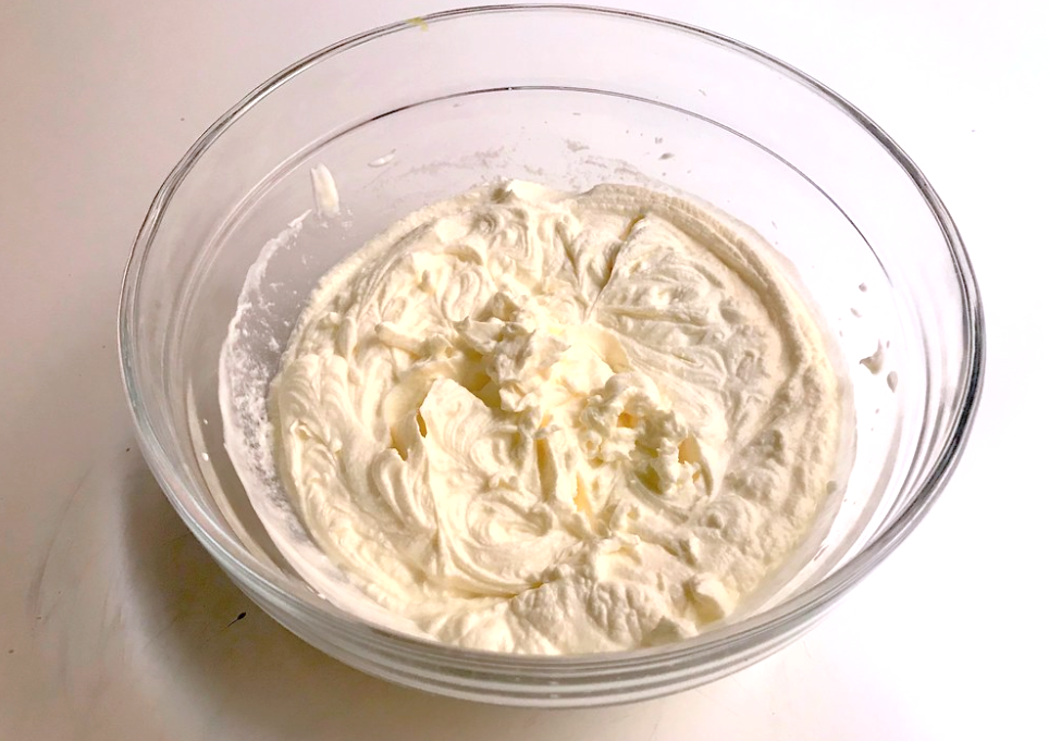 Tarta de leche merengada con galletas de canela