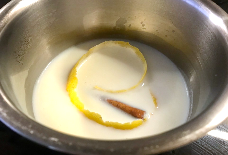 Tarta de leche merengada con galletas de canela
