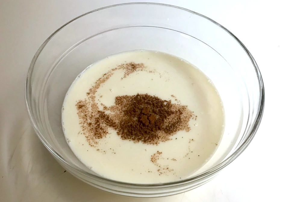 Tarta de leche merengada con galletas de canela