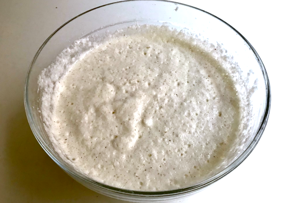 Tarta de leche merengada con galletas de canela