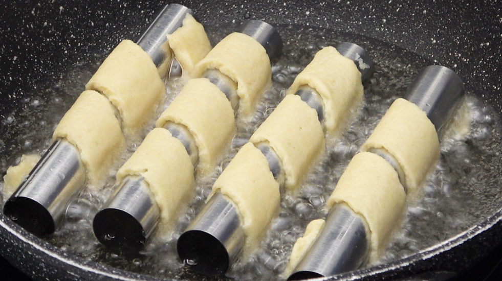 Tirabuzones dulces de vino o cañas fritas. Postre de Semana Santa