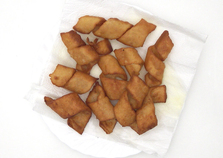 Tirabuzones dulces de vino o cañas fritas. Postre de Semana Santa